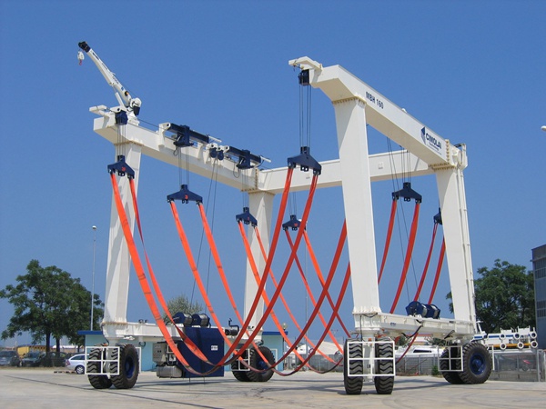 ​广东河源游艇搬运机厂家游艇搬运机可提供多动力选择