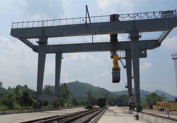 如何根据实际需求选择合适的轨道式集装箱起重机