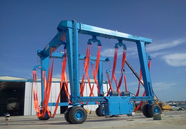 广东惠州150吨游艇搬运机起升机构类型分析 